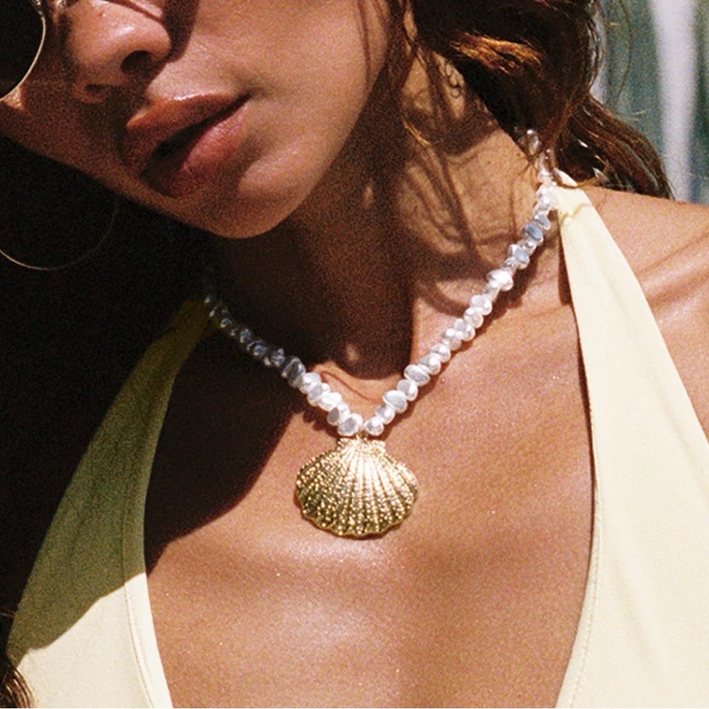 Princess Polly Gold Shell Pendant Necklace with Cream Beads - Picture 2 of 3